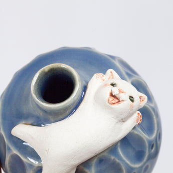 Yukurite - Ceramic blue small vase with white cat
