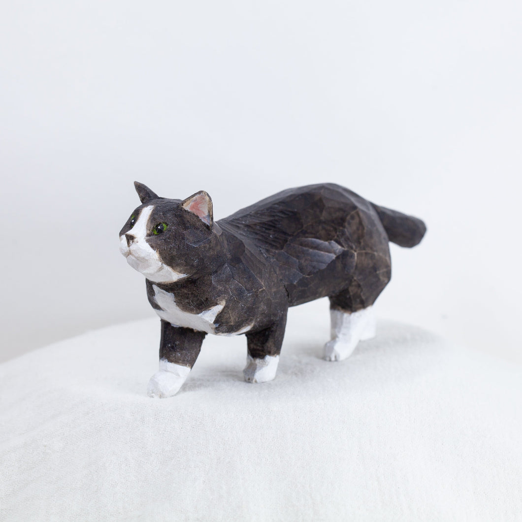 Ryoji Bannai - #2503 Black and white walking cat