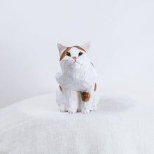 Load image into Gallery viewer, Ryoji Bannai - #2516 Orange and white sitting cat
