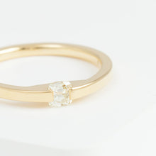 Load image into Gallery viewer, Unite yellow gold ring with old mine cut diamond
