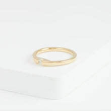 Load image into Gallery viewer, Unite yellow gold ring with old mine cut diamond
