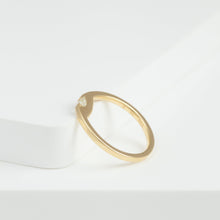 Load image into Gallery viewer, Unite yellow gold ring with old mine cut diamond
