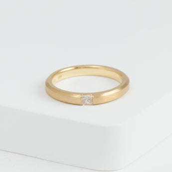 Embedded yellow gold ring with antique diamond