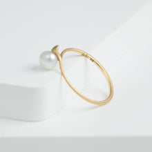 Load image into Gallery viewer, Baby white pearl emerald ring
