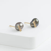 Load image into Gallery viewer, Line keshi pearl studs
