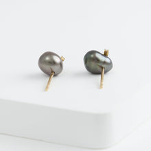 Load image into Gallery viewer, Line keshi pearl studs
