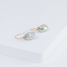 Load image into Gallery viewer, Line keshi pearl hook earrings
