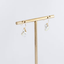 Load image into Gallery viewer, Line keshi pearl hook earrings
