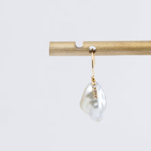 Load image into Gallery viewer, Line keshi pearl hook earrings

