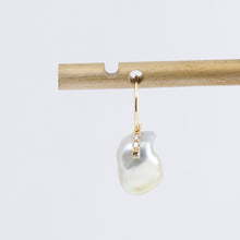 Load image into Gallery viewer, Line keshi pearl hook earrings
