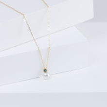 Load image into Gallery viewer, Baby white pearl emerald necklace
