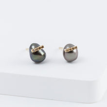 Load image into Gallery viewer, Line keshi pearl studs
