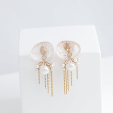 Load image into Gallery viewer, Fairy rose quartz and pearl earrings with chains
