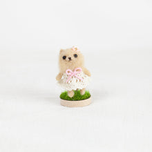 Load image into Gallery viewer, Fluffy - Pomeranian brooch pin with stand
