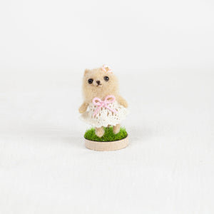 Fluffy - Pomeranian brooch pin with stand