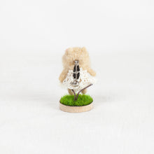 Load image into Gallery viewer, Fluffy - Pomeranian brooch pin with stand
