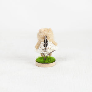 Fluffy - Pomeranian brooch pin with stand