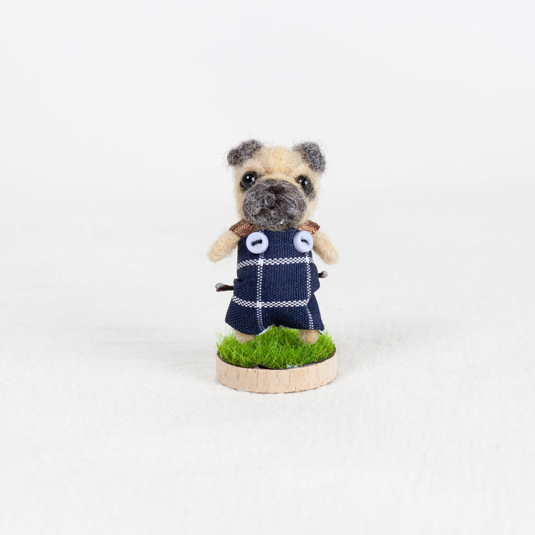 Fluffy - Pug brooch pin with stand