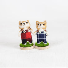 Load image into Gallery viewer, Fluffy - Shiba brooch pin with stand
