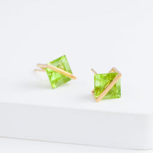 Load image into Gallery viewer, Band square peridot studs
