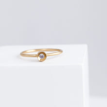 Load image into Gallery viewer, Spot moonstone ring
