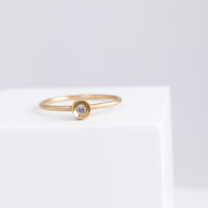 Spot moonstone ring