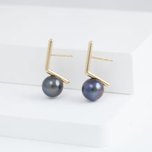 Load image into Gallery viewer, Dent black pearl short earrings
