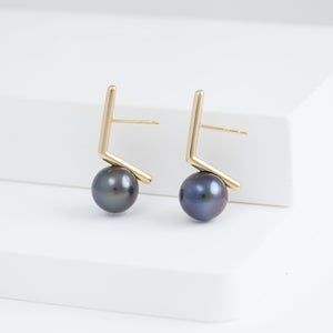 Dent black pearl short earrings