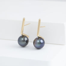 Load image into Gallery viewer, Dent black pearl short earrings
