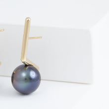 Load image into Gallery viewer, Dent black pearl short earrings
