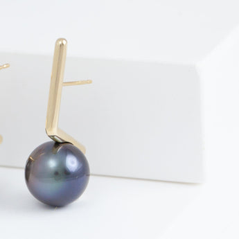 Dent black pearl short earrings