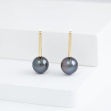 Load image into Gallery viewer, Dent black pearl short earrings
