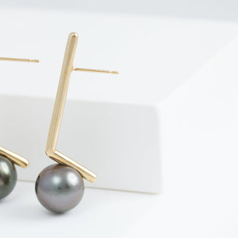 Dent black pearl long earrings