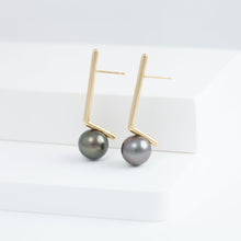 Load image into Gallery viewer, Dent black pearl long earrings
