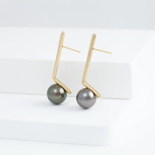 Load image into Gallery viewer, Dent black pearl long earrings
