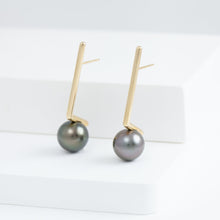 Load image into Gallery viewer, Dent black pearl long earrings
