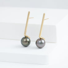 Load image into Gallery viewer, Dent black pearl long earrings
