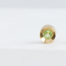 Load image into Gallery viewer, Spot peridot studs
