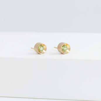 Spot peridot studs