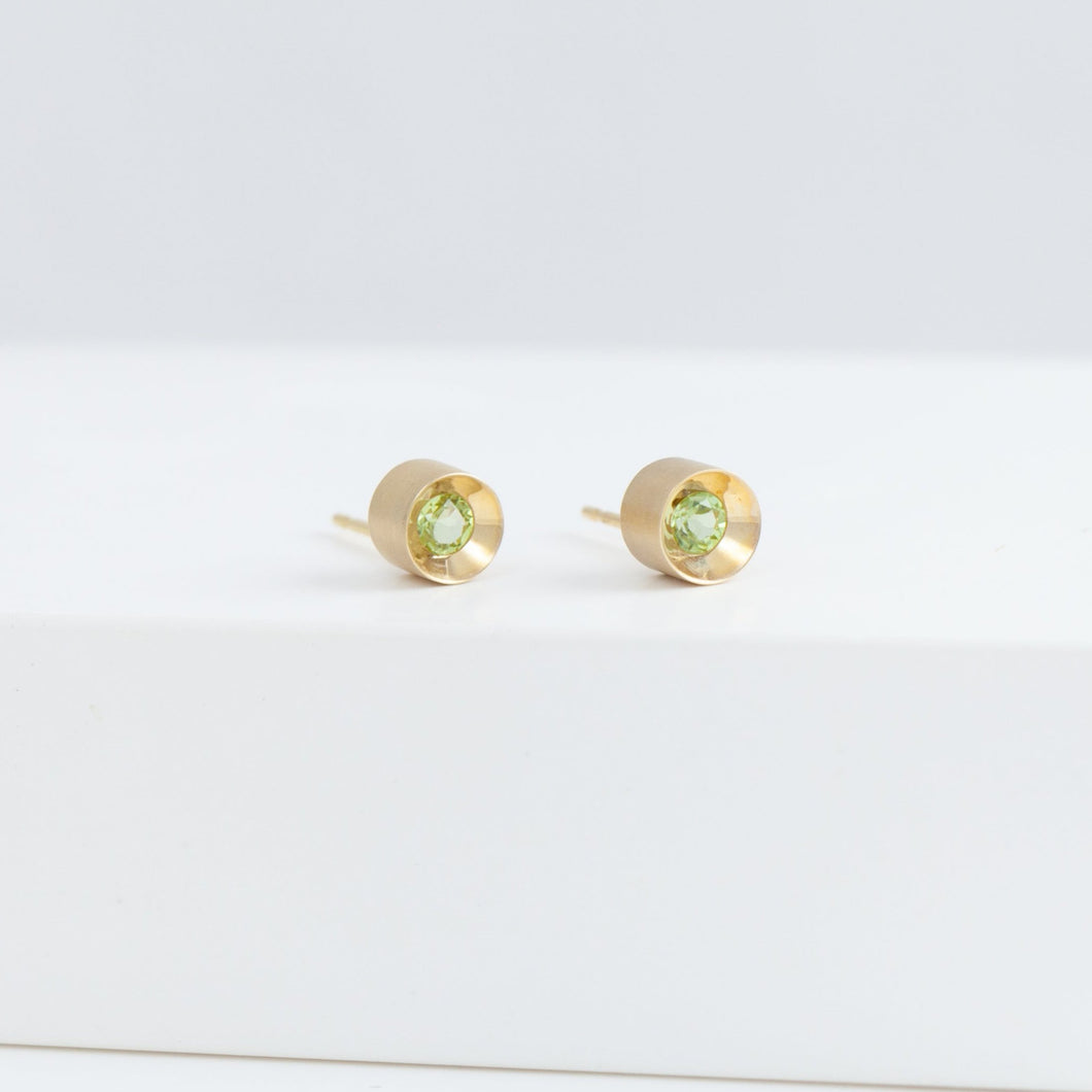 Spot peridot studs