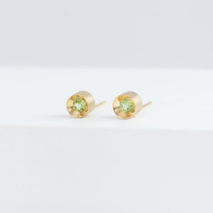 Spot peridot studs