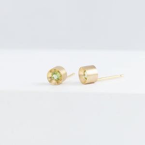 Spot peridot studs