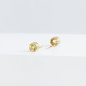 Spot peridot studs