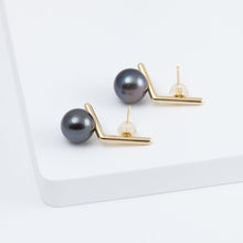 Load image into Gallery viewer, Dent black pearl short earrings
