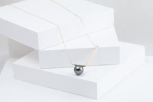 Dent black pearl necklace