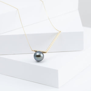 Dent black pearl necklace