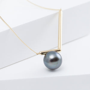 Dent black pearl necklace