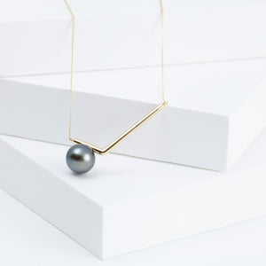 Dent black pearl necklace