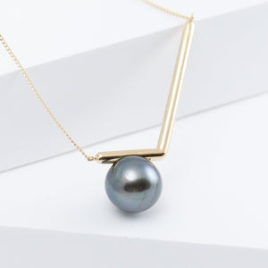 Dent black pearl necklace