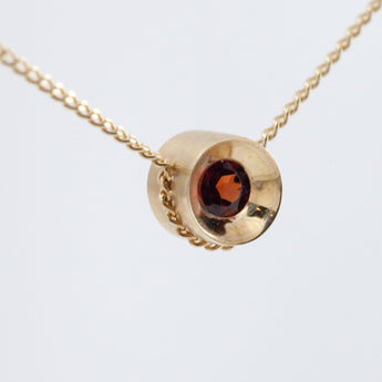 Spot garnet necklace